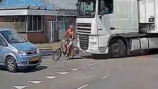 Fietser ontsnapt aan horrordood [upl. by Enilkcaj]