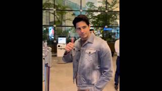 Sidharth Malhotra at Airport 🥰😍  sidharthmalhotra bollywood shorts short vvan वन वनMovie [upl. by Enad]