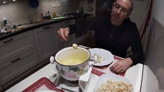 Come preparare la fonduta di formaggio Fondue Savoyarde e simili [upl. by Hacim382]