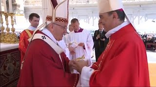 Mgr Aupetit a reçu le pallium des mains du Pape [upl. by Yeslek980]